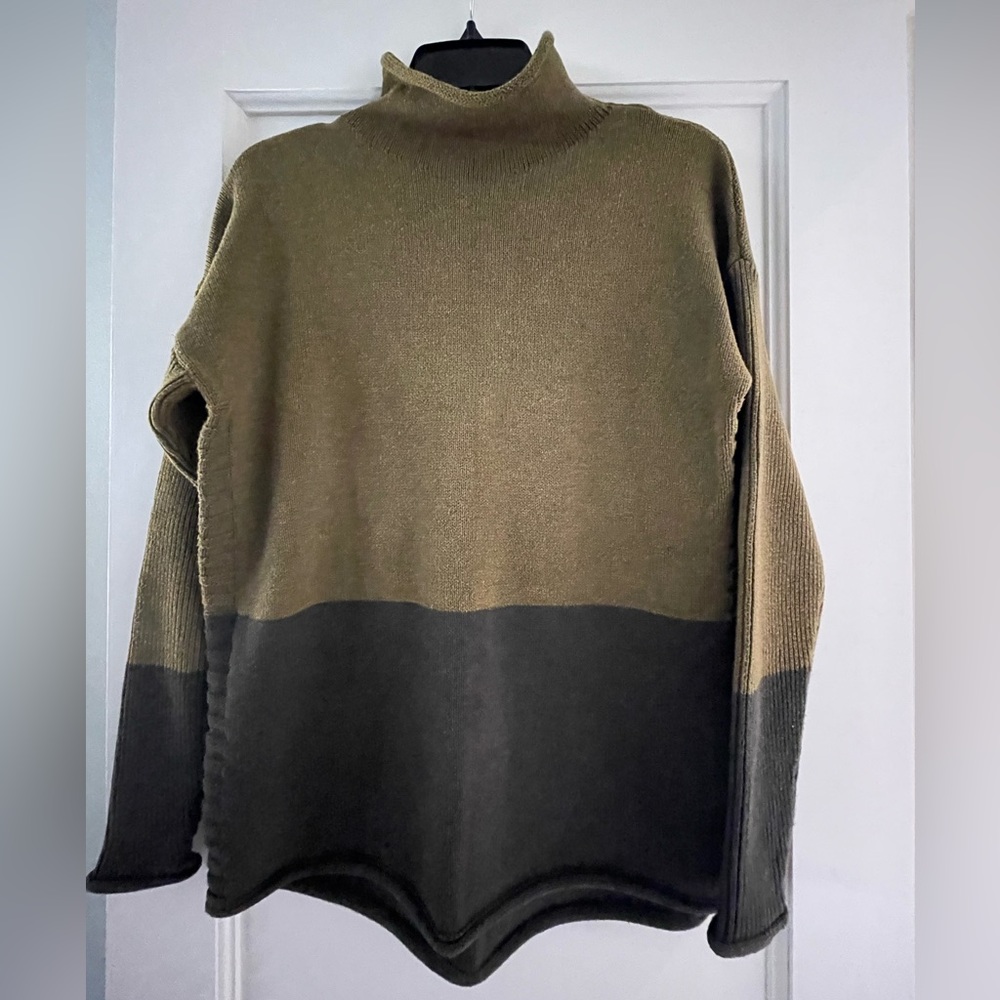 Tahari sweater with dual green colors